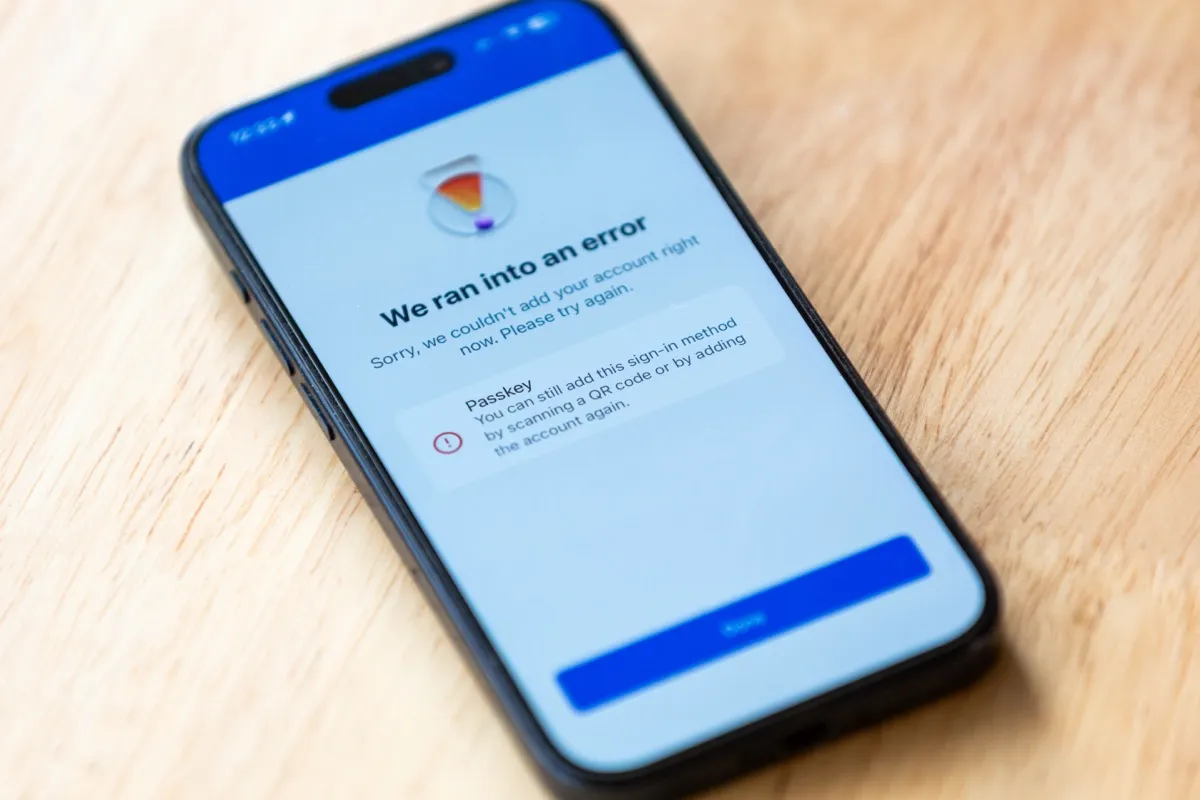 A photo of Microsoft Authenticator with a passkey error message.